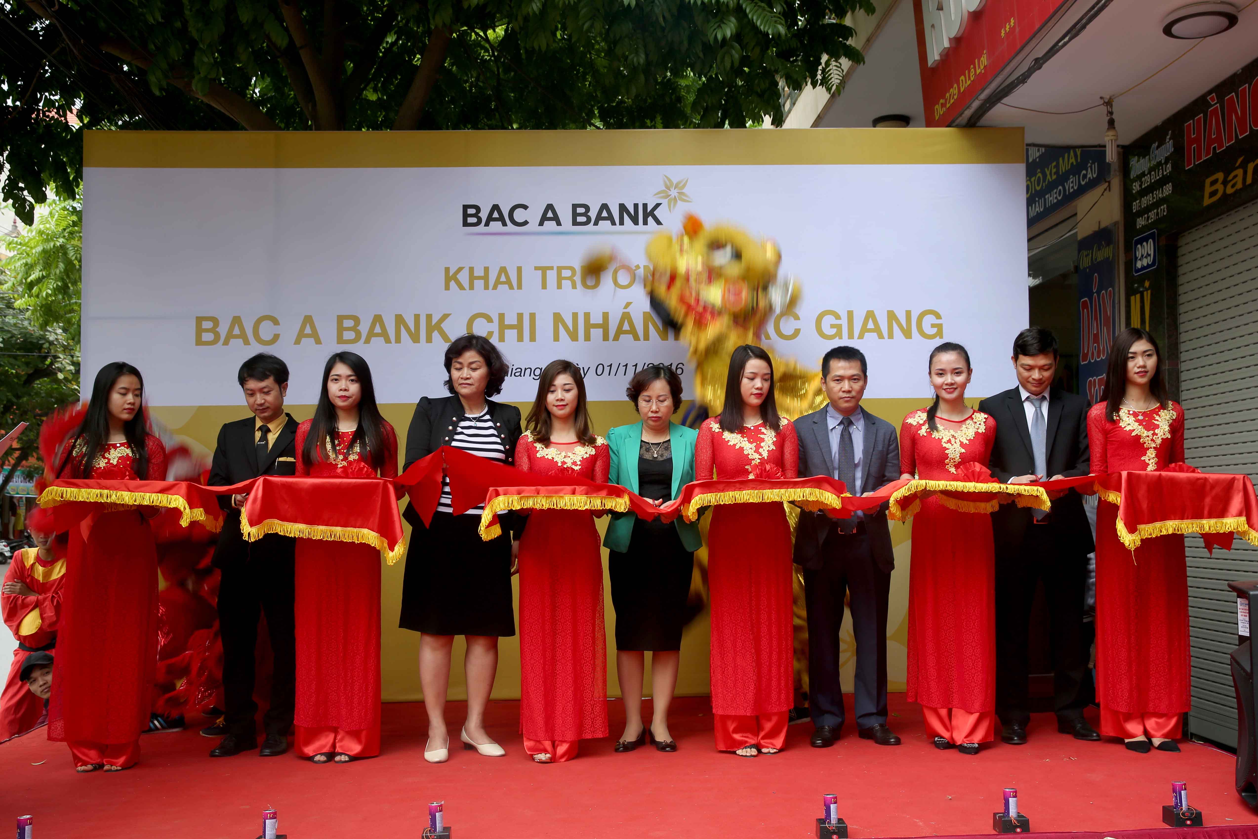 Đại diện UBND tỉnh Bắc Giang, Ngân hàng Nhà nước, Ban điều hành BAC A BANK cùng lãnh đạo chi nhánh cắt băng khai trương chi nhánh Bắc Giang.